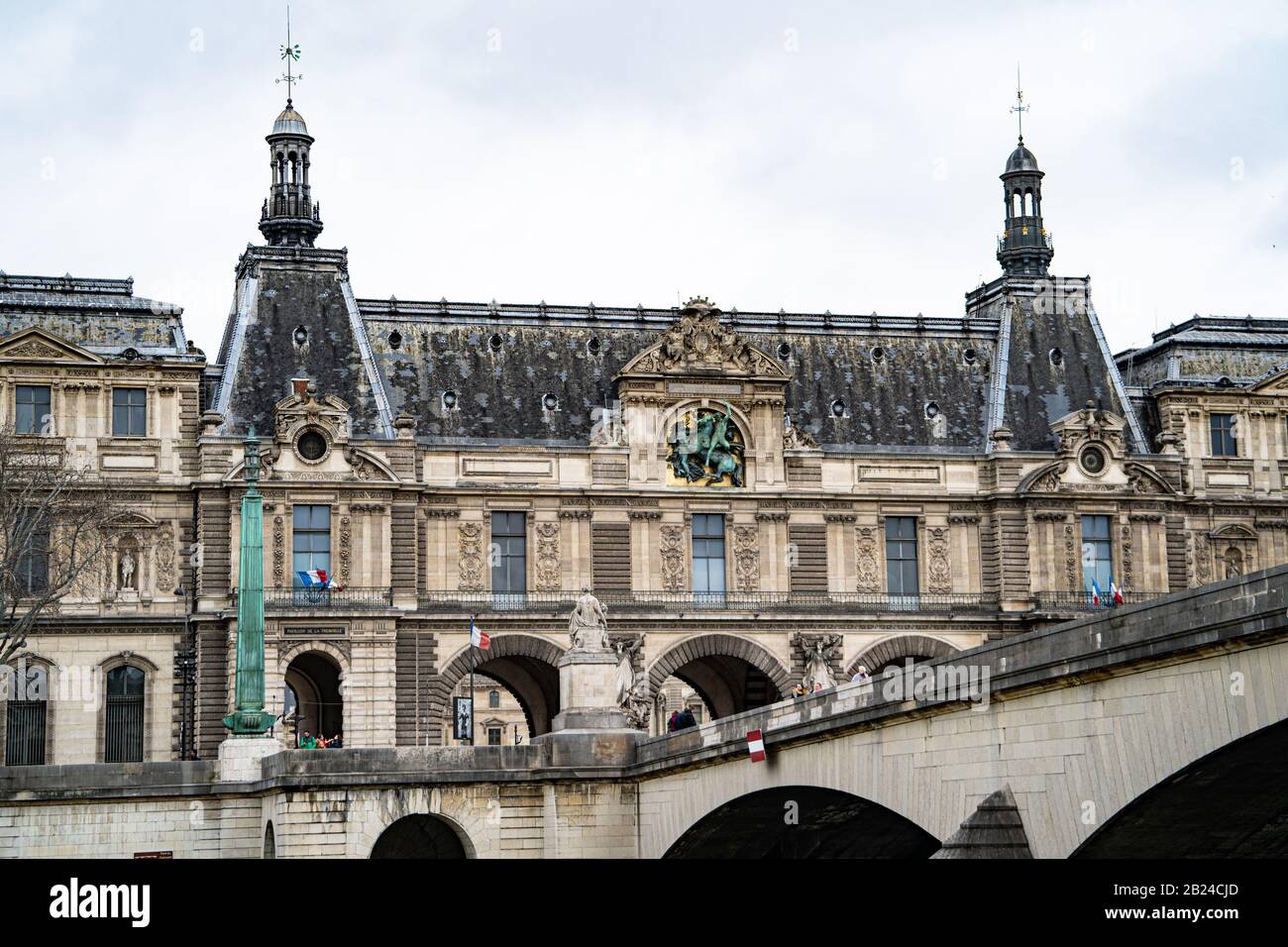 Port des Lions ingresso al museo del Louvre con Pont du Carrousel ponte in primo piano visto dalla Senna Foto Stock