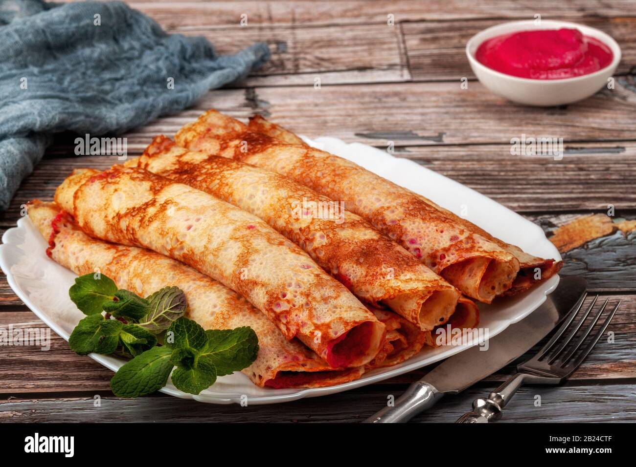 Frittelle con barbabietole e formaggio pasta e salmone Foto Stock