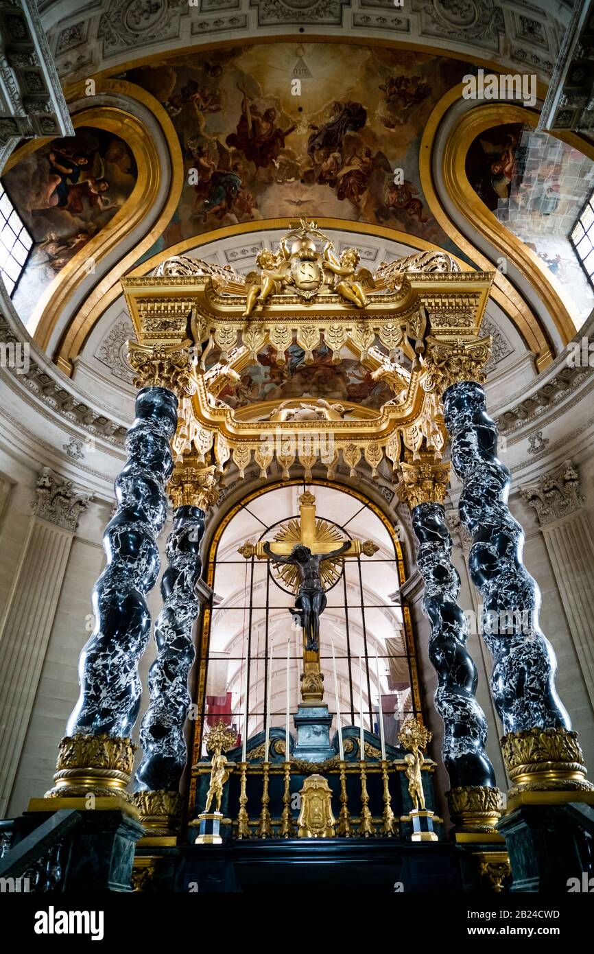 Il grande altare e baldacchino, Les Invalides, Parigi, Francia Foto Stock
