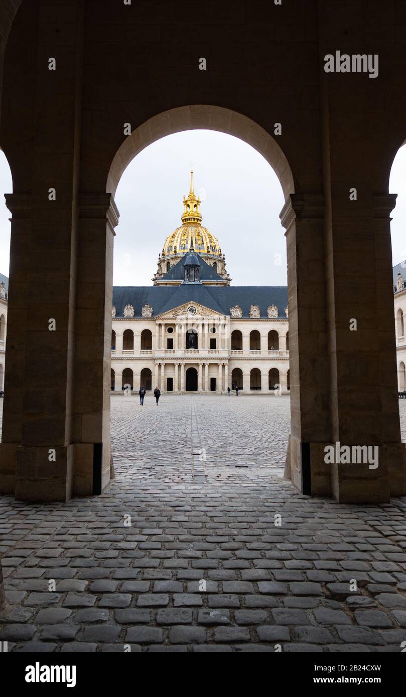 La cupola dorata di Les Invalides, Parigi, Francia, è visibile attraverso l'arco d'ingresso Foto Stock