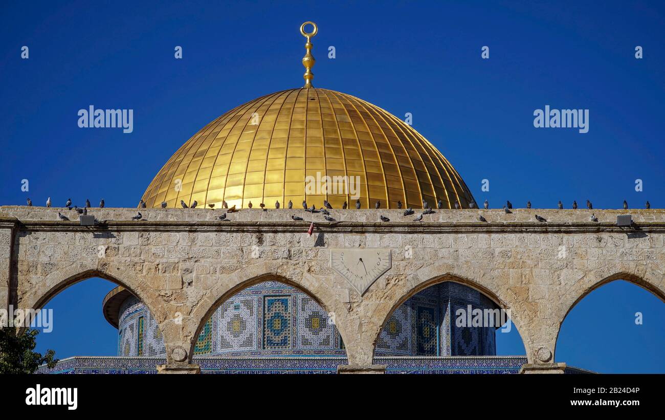 Gerusalemme, ISRAELE - 1° FEBBRAIO 2018: Cupola della roccia o di Qubbat Sakhra nel composto di Masjidil Aqsa è uno degli edifici sacri per gli ebrei e i musulmani Foto Stock