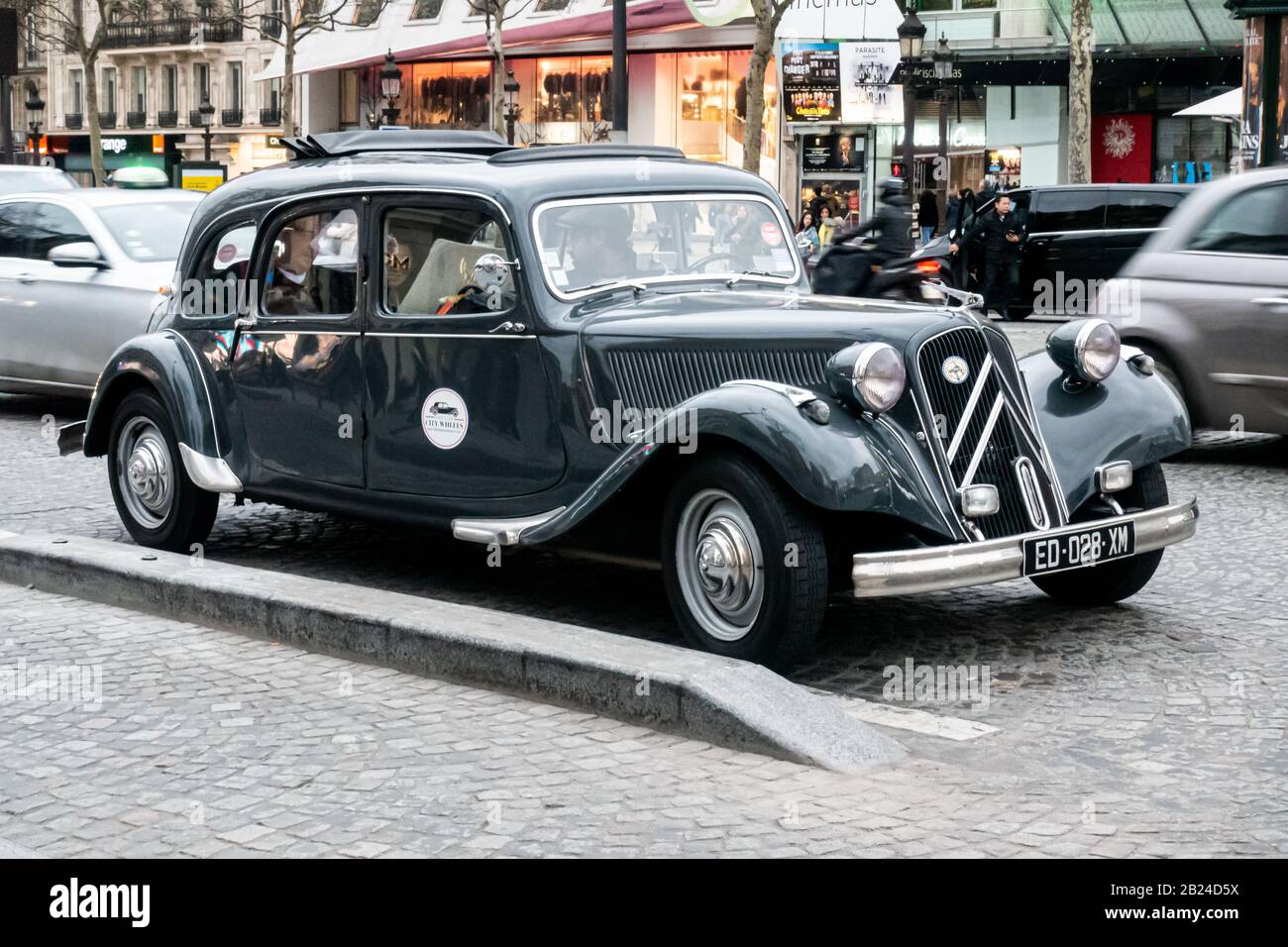 Una vettura grigia Citroen Traction Avant sugli Champs Elysees, Parigi, Francia Foto Stock