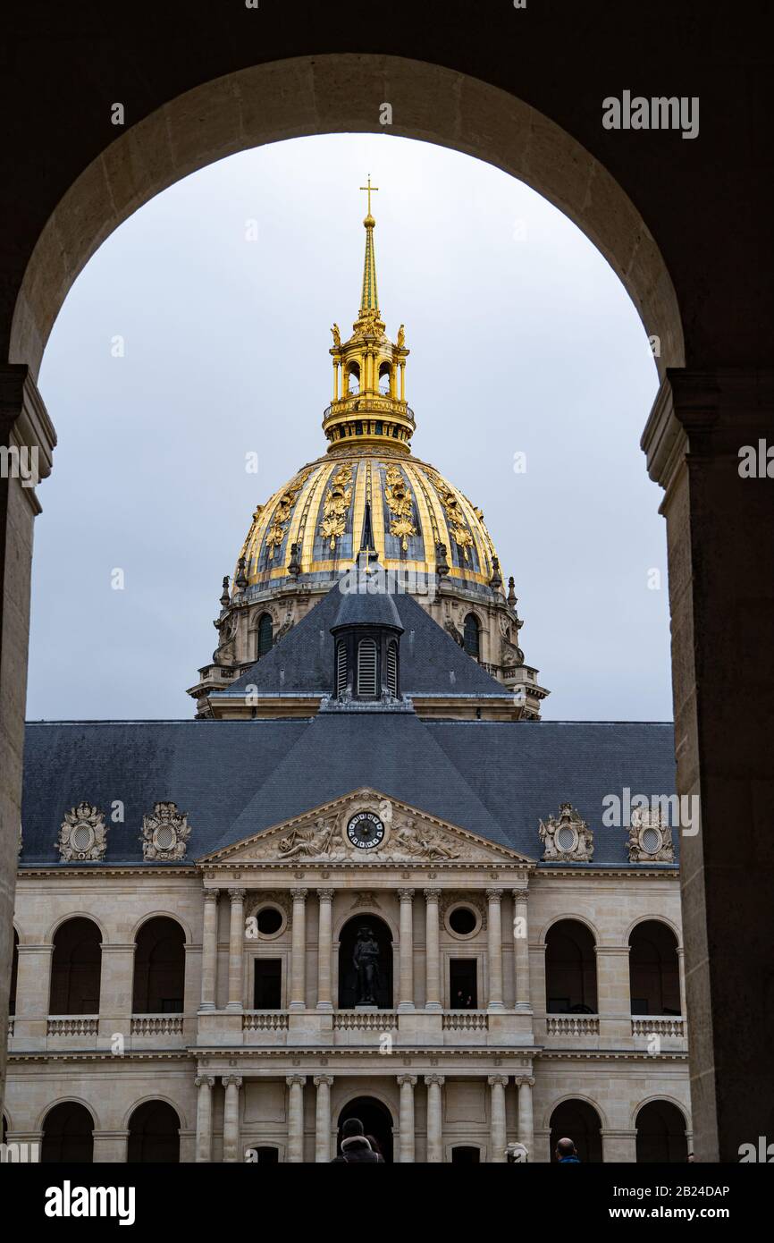 La cupola dorata di Les Invalides vista da sotto l'arco d'ingresso, Parigi, Francia Foto Stock