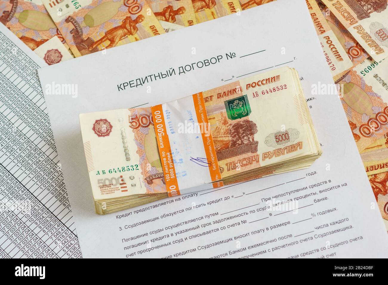 Il concetto di pianificazione di un acquisto importante: Un pacchetto di cinque millesimi rublo russo denaro nel pacchetto bancario si trova sulla forma del credito di agreemen Foto Stock