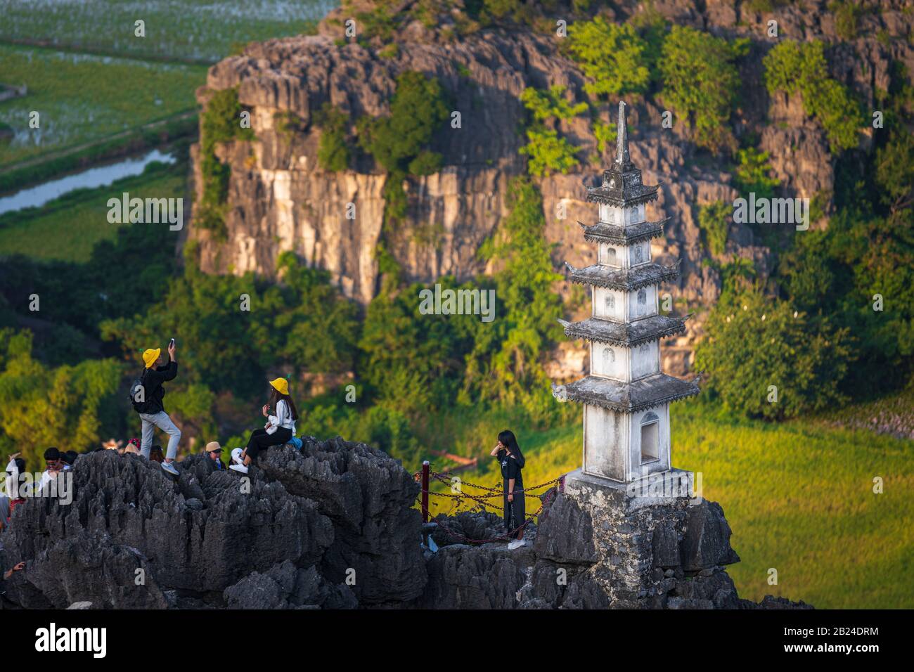 Durante il tramonto, i turisti possono scattare delle foto intorno alle Pagodas alle Grotte di Mua Foto Stock