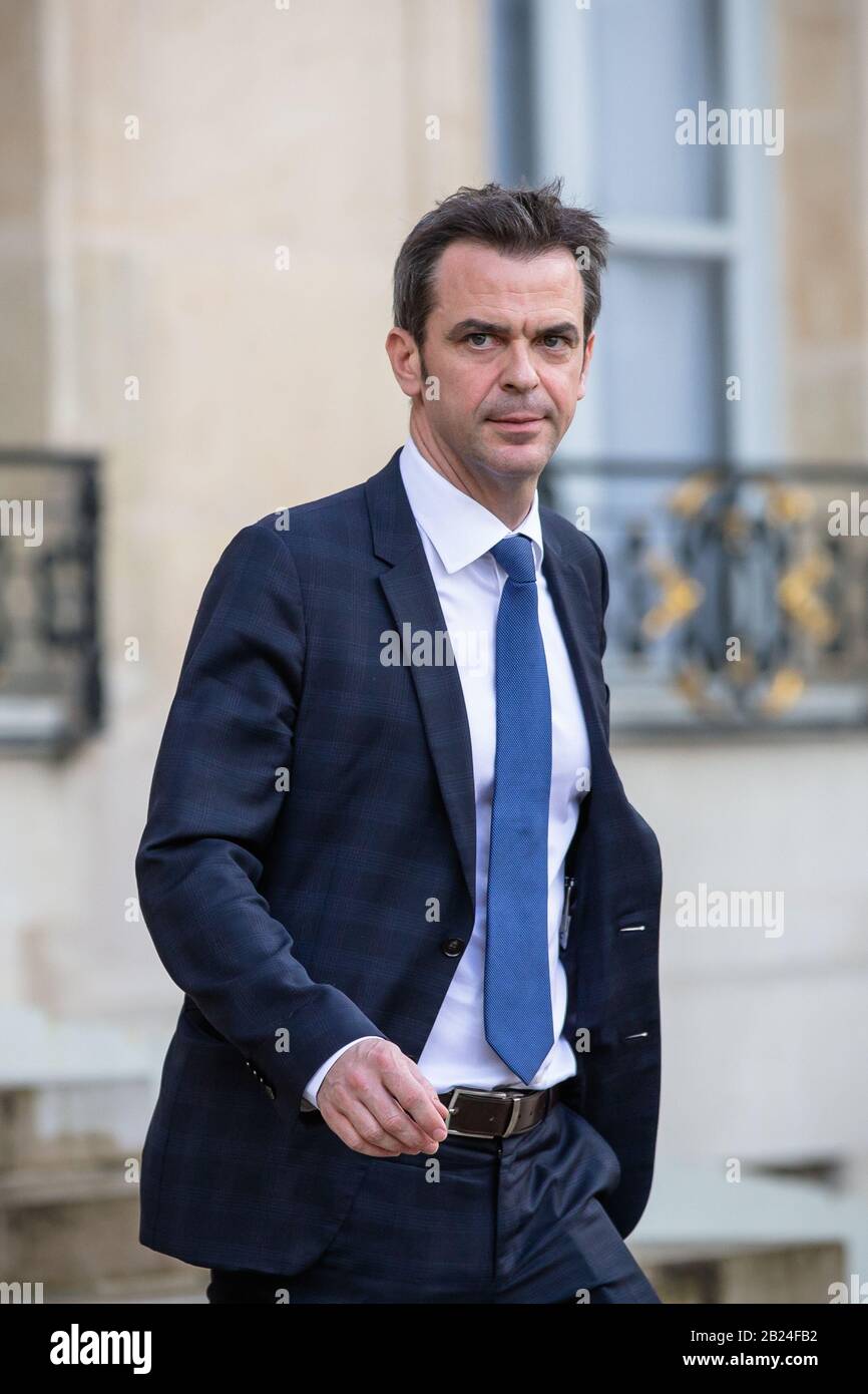 Parigi, Francia. 29 Febbraio 2020. Parigi, Francia. 29th Feb, 2020. Il Ministro della Sanità francese Olivier Veran lascia il Palazzo dell'Elysee dopo un incontro con il COVID-19 a Parigi, in Francia, il 29 febbraio 2020. La Francia ha confermato 73 casi di infezione da coronavirus entro sabato a mezzogiorno e il governo ha deciso di imporre misure più severe per contenere la sua diffusione, ha annunciato il ministro della Sanità Olivier Veran. Credito: Aurelien Morissard/Xinhua/Alamy Live News Foto Stock