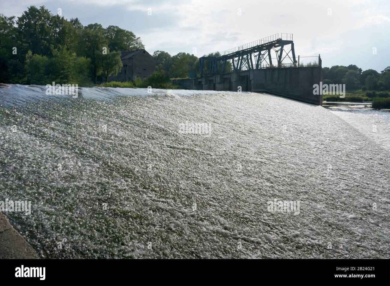 Ingegneria idraulica sul bacino idrico, diga sul fiume Sheshupe, Krasnoznamensk, regione di Kaliningrad, Russia, 29 luglio 2019 Foto Stock