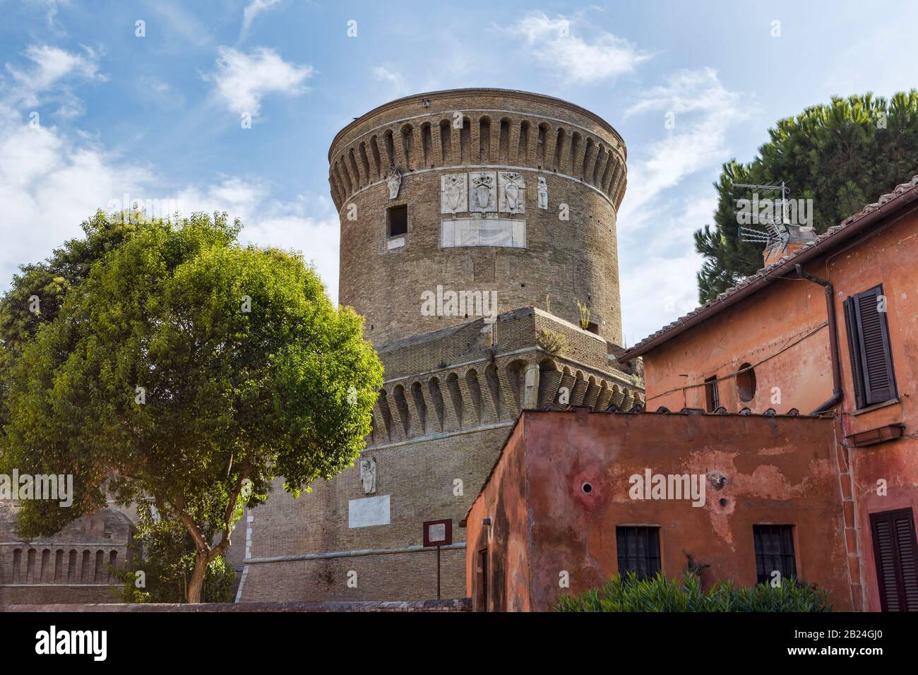 Bella panoramica del Castello romano di Giulio II a Ostia Antica, Roma Foto Stock