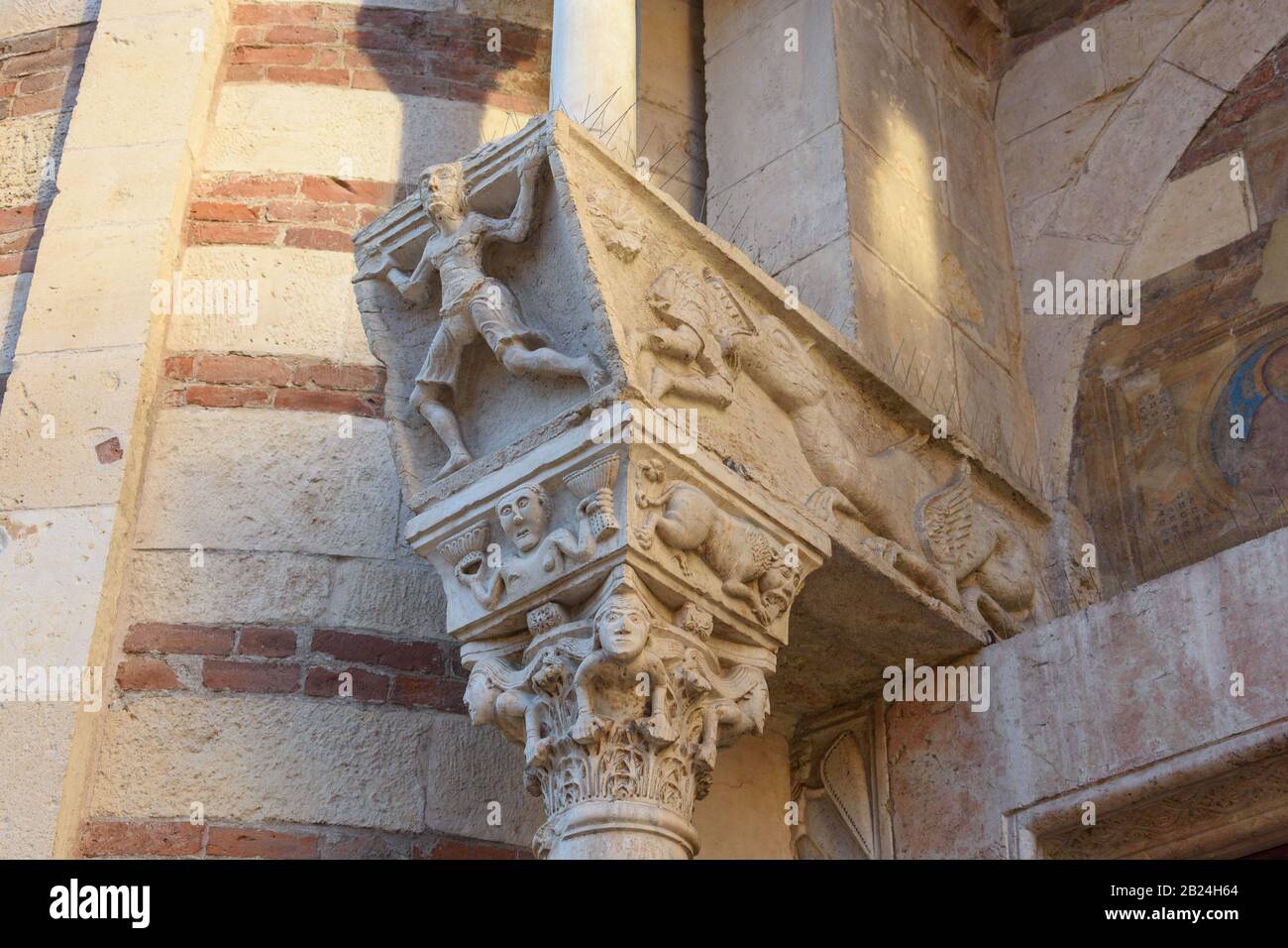 Verona, ITALIA -27 dicembre 2016- particolare di una capitale della colonna della Cattedrale di Santa Maria Matricolare (detta anche Duomo) a Verona Foto Stock