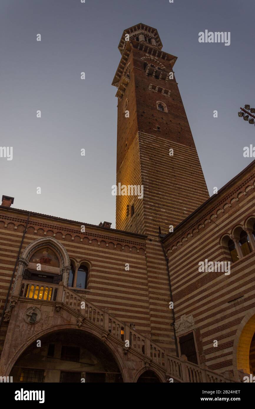 Palazzo della Ragione con la torre Lamberti che domina Verona Foto Stock