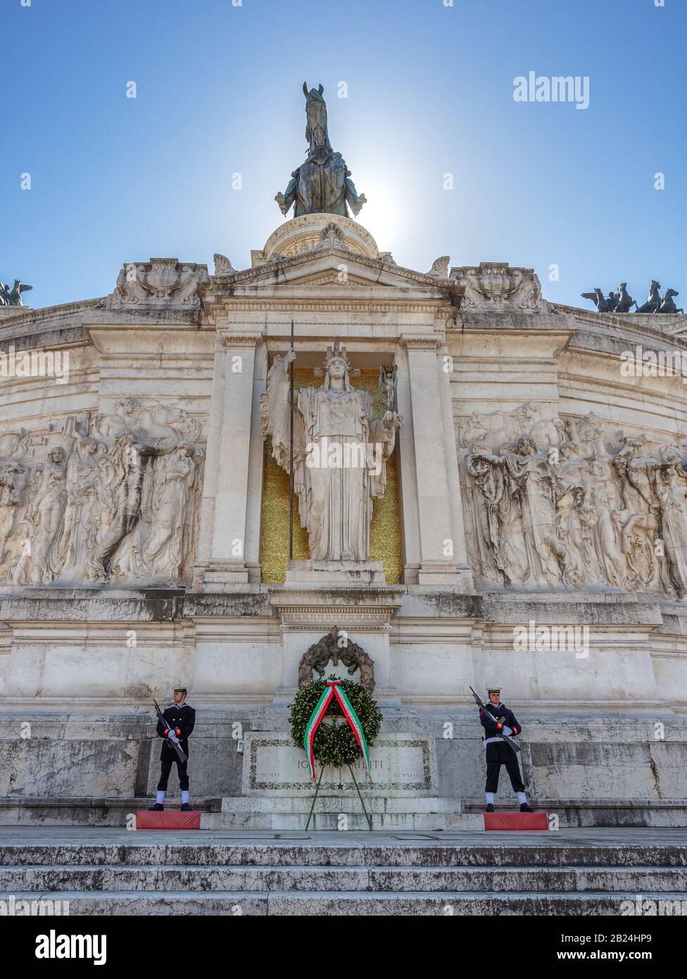 Roma, 14 marzo 2019 - Victoria Square, l'altare della Patria, una guardia di scorta dei soldati custodisce il monumento. Foto Stock
