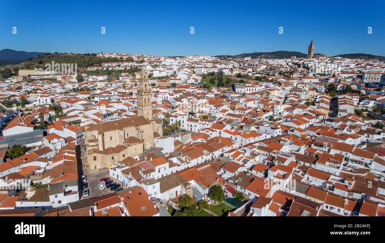 Antenna. Storico villaggio spagnolo Jerez de los Caballeros filmato dal cielo Foto Stock