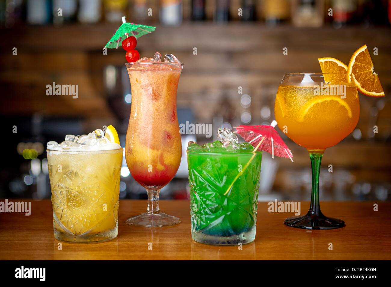 Cocktail rinfrescanti multicolore al bar Foto Stock