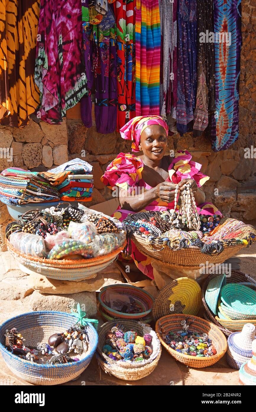 Donna africana che vende perle e souvenir, Toubab Dialao, Senegal Foto Stock