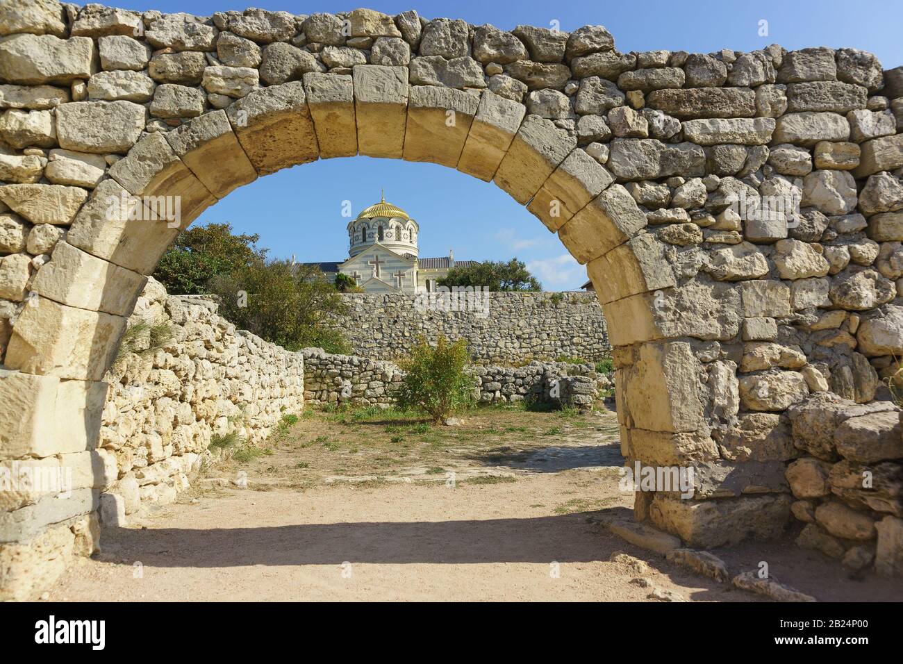 Cattedrale Ortodossa di San Vladimir a Chersonesus Tavrichesky attraverso l'arco della città antica Foto Stock