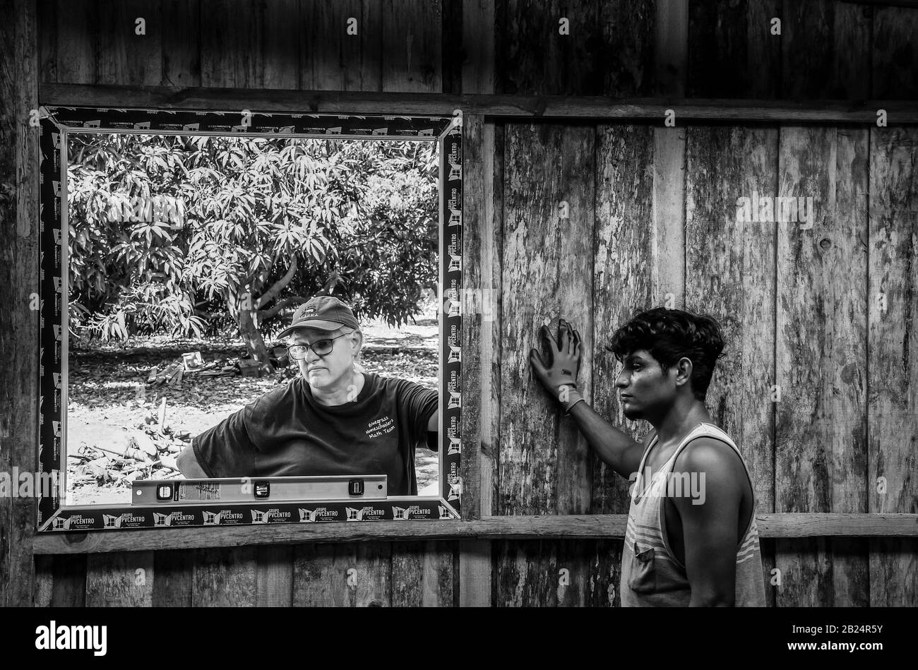 Missionario caucasico e adolescente ispanico nel villaggio guatemalteco Foto Stock