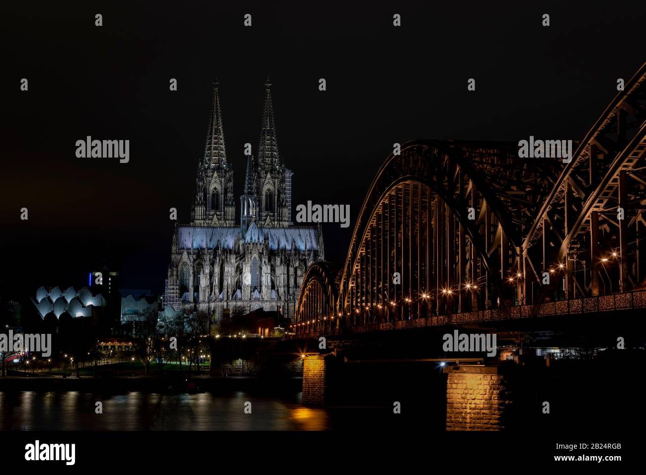 Il Duomo di Colonia e il ponte Hohenzollern sono i punti di riferimento più riconoscibili di Colonia. Entrambi sono illuminati durante le ore notturne. Foto Stock