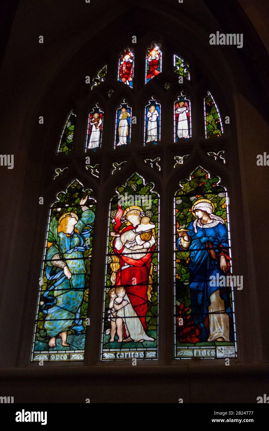 Vetrate di tre donne che rappresentano Spes, Caritas, Fides, o Faith Hope and Charity, presso la Oxford Christ Church di Oxford, Inghilterra, Regno Unito. Foto Stock