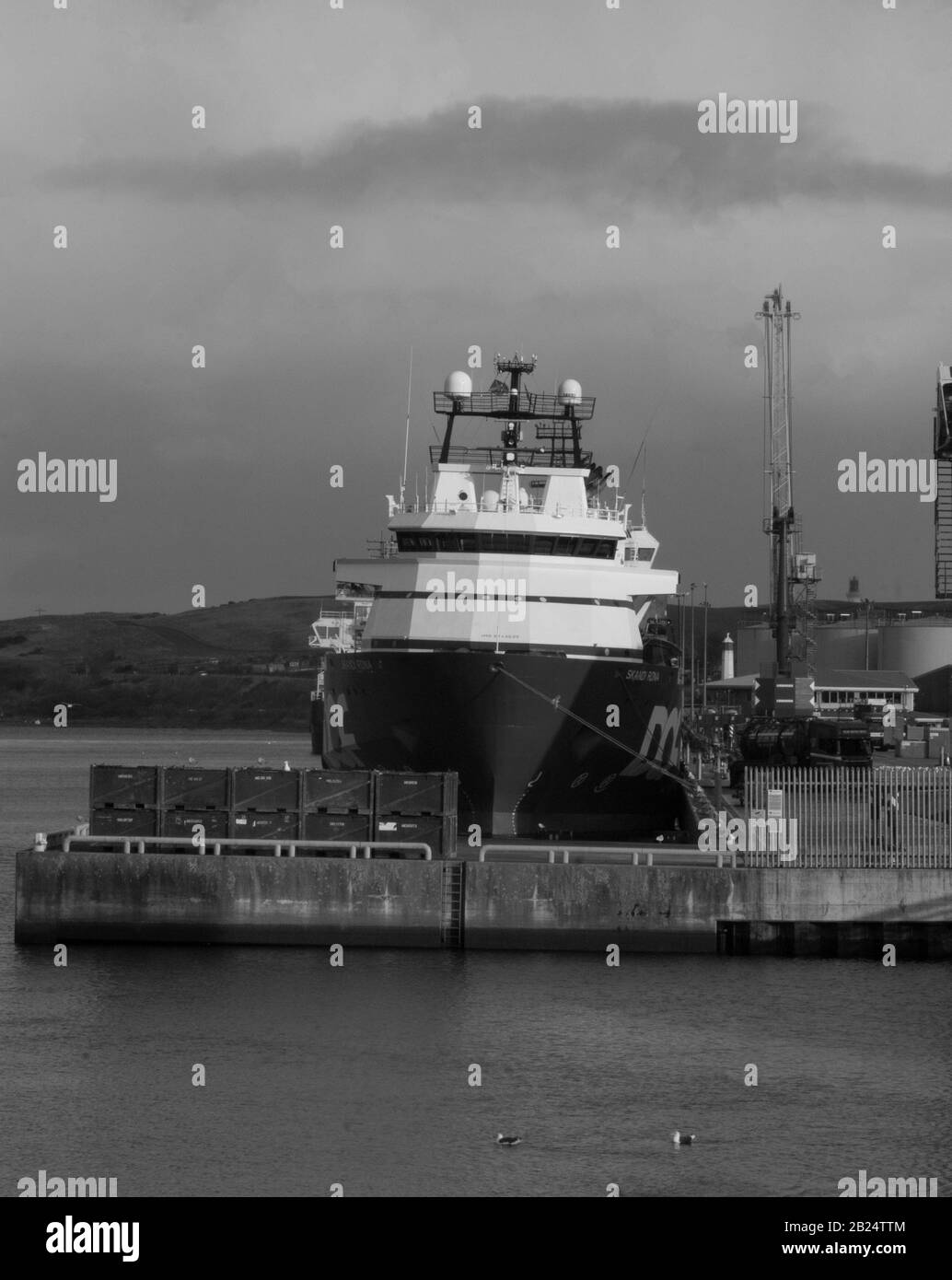 Colpo di barca bianco e nero nel porto di Torry, Aberdeen Foto Stock