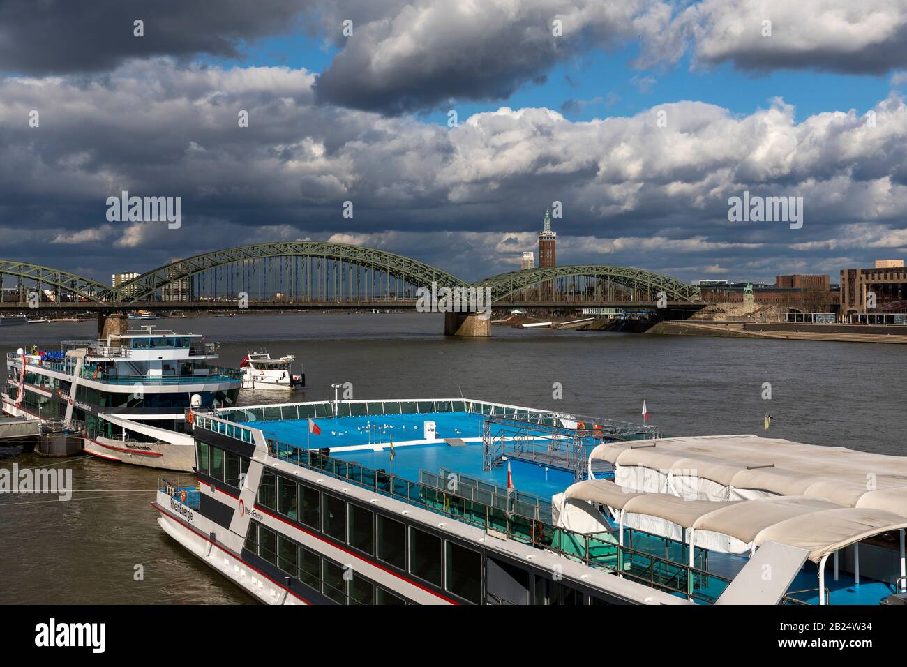 Colonge, Germania - feb 25th 2020: Il fiume Reno è un percorso acquatico attivo per le barche fluviali. Sia le persone che le merci vengono trasportate sul fiume Foto Stock