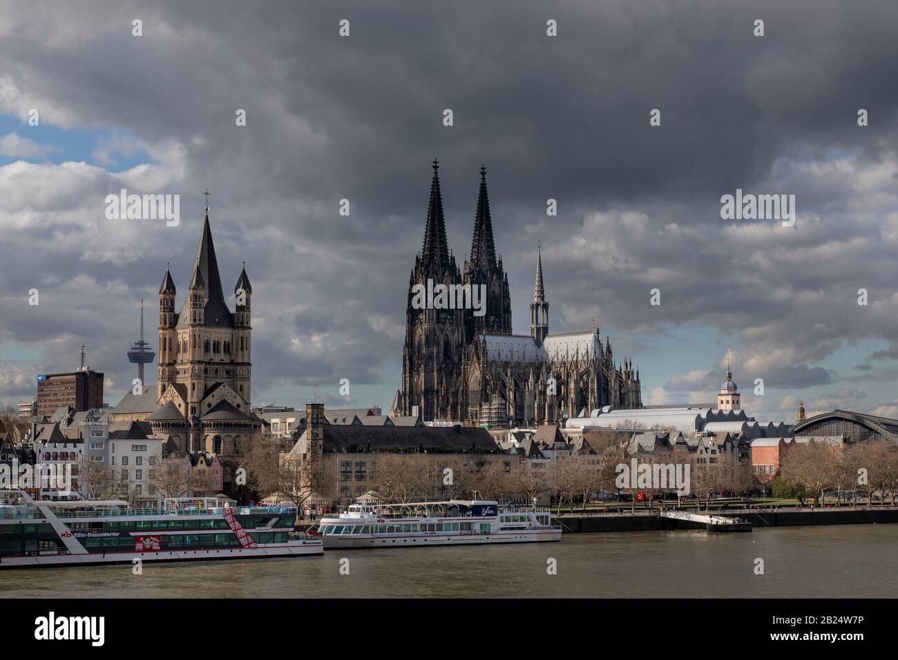 Il Duomo di Colonia e la cattedrale di San Martino dominano lo skyline di Colonia Foto Stock