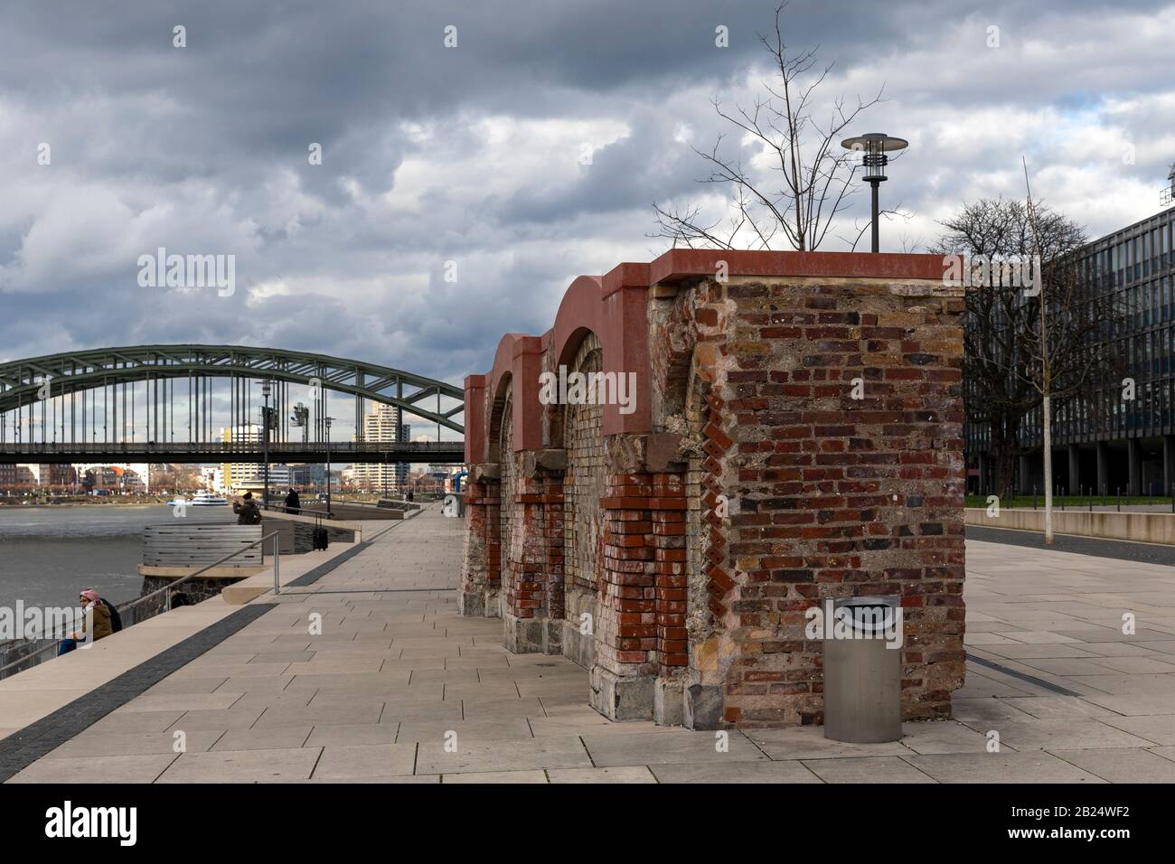 Parte della fortificazione della città vecchia è ancora visibile sul Reno Boulevard a Colonia Foto Stock