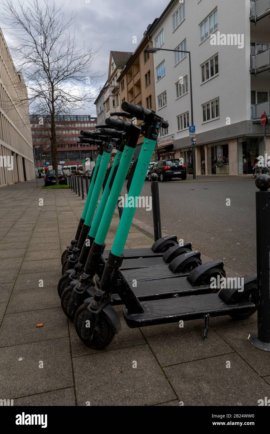 Gli scooter elettrici hanno preso il loro posto nel trasporto pubblico urbano. Gli scooter a calce possono essere visti per le strade di Colonia Foto Stock