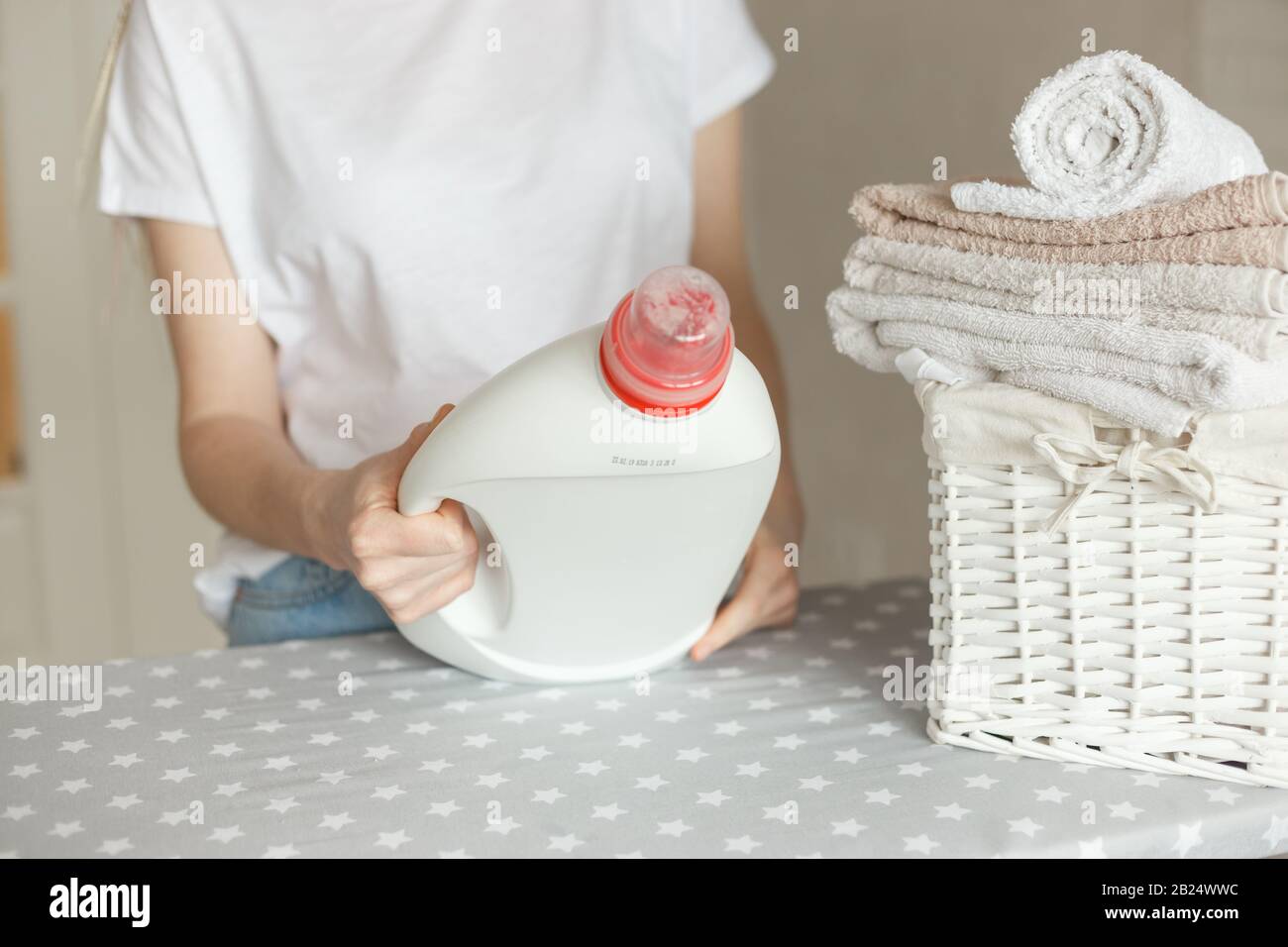 Cestino di vimini con vestiti sporchi sul pavimento nella lavanderia,  spazio per il testo Foto stock - Alamy