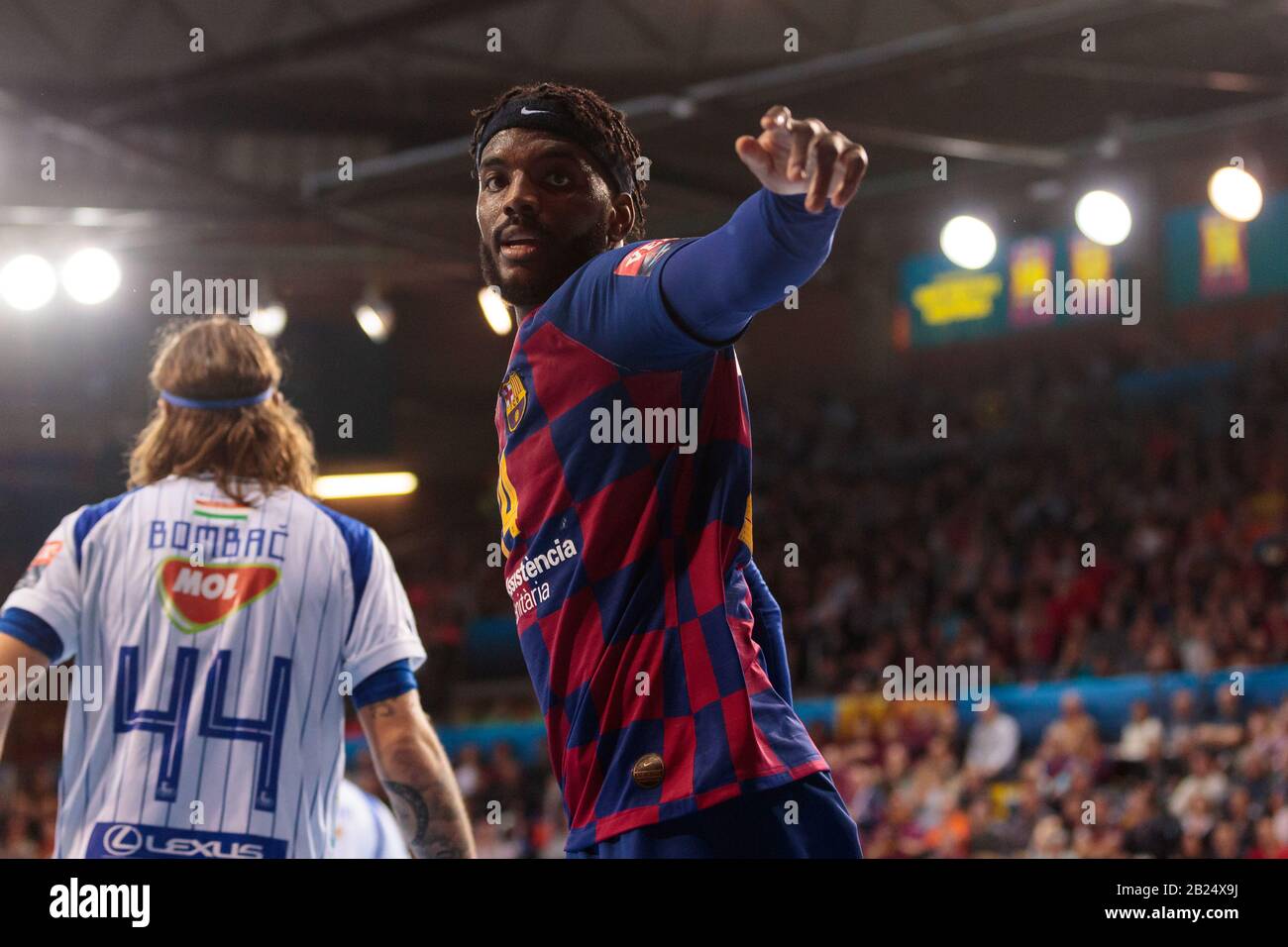 Barcellona, SPAGNA - 29 FEBBRAIO: Dika Mem del FC Barcellona durante la partita della EHF Velux Champions League tra il FC Barcellona e MOL-Pick Szeged al Palau Blaugrana il 29 febbraio 2020 a Barcellona, Spagna. Foto Stock