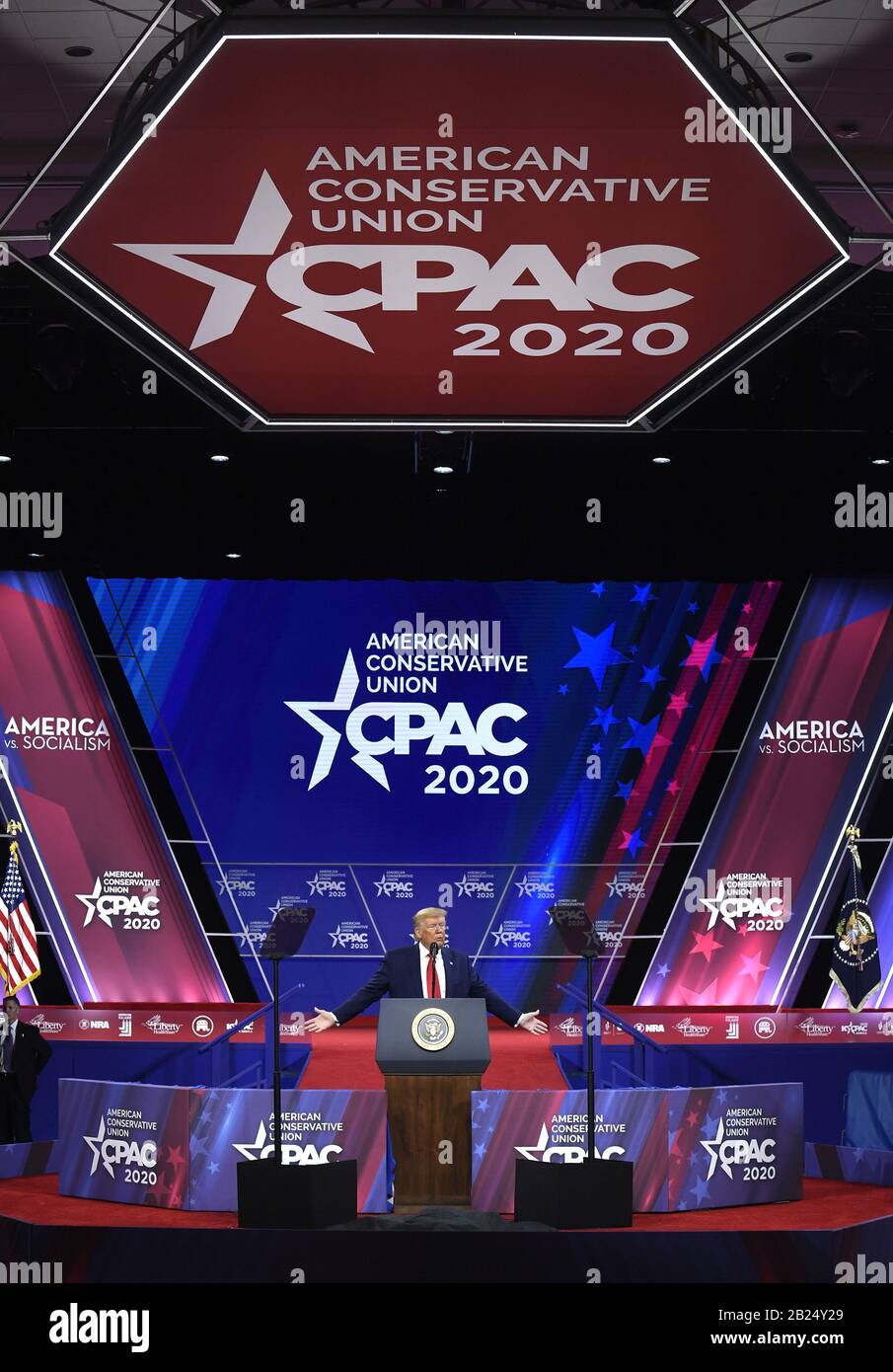 National Harbor, Stati Uniti. 29th Feb, 2020. Il presidente Donald Trump fa commenti alla Conferenza politica d'azione dei conservatori (CPAC), sabato 29 febbraio 2020, a National Harbor, Maryland. Migliaia di attivisti conservatori, funzionari eletti e esperti si sono riuniti per ascoltare i relatori sul tema "America vs. Socialismo". Foto di Mike Theiler/UPI Credit: UPI/Alamy Live News Foto Stock