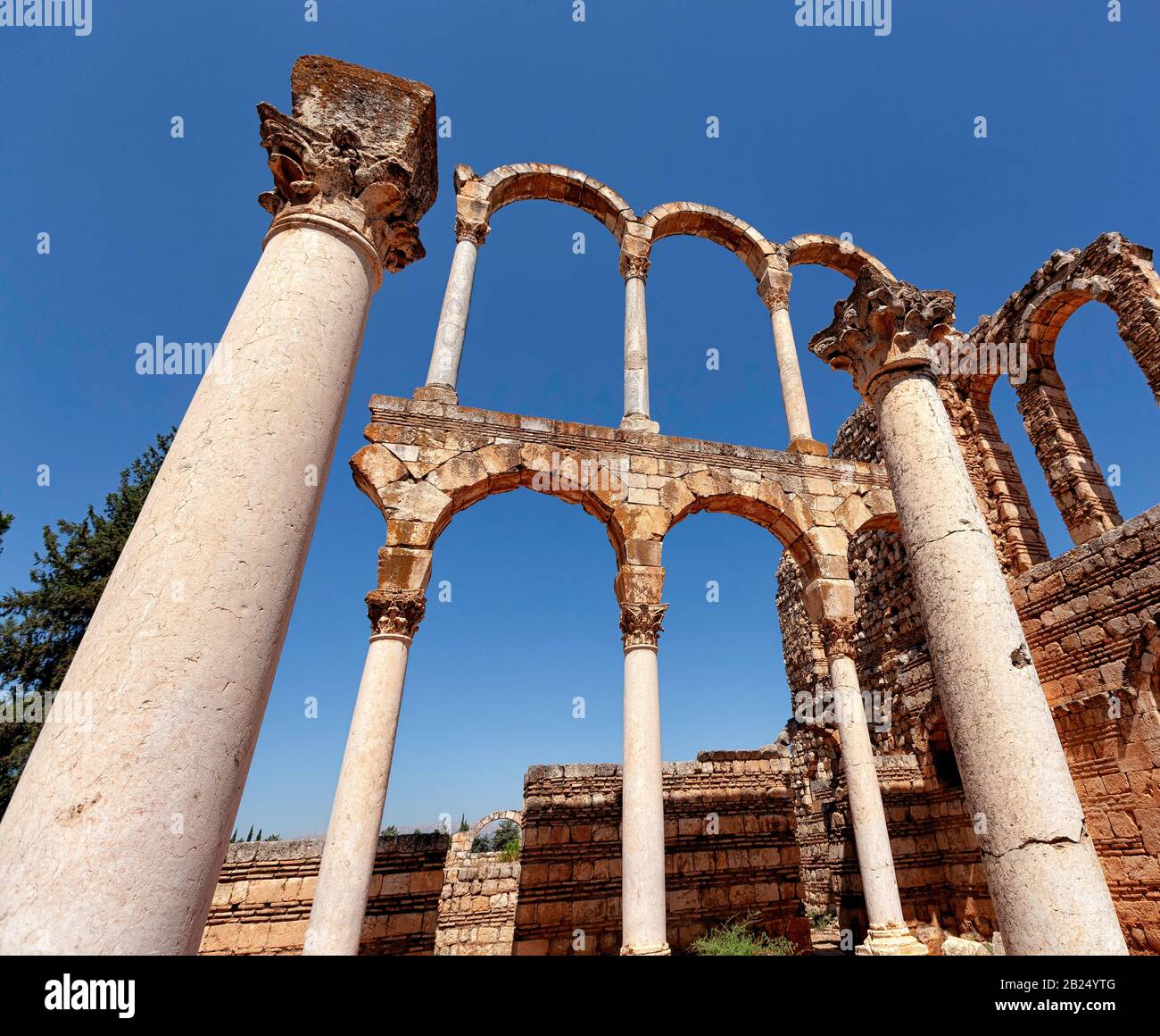 Guardando la sala principale del Grand Palace della dinastia Umayyad, Anjar, Valle Bekaa, Libano, Medio Oriente, colore. Riutilizzarono parti di edifici romani. Foto Stock