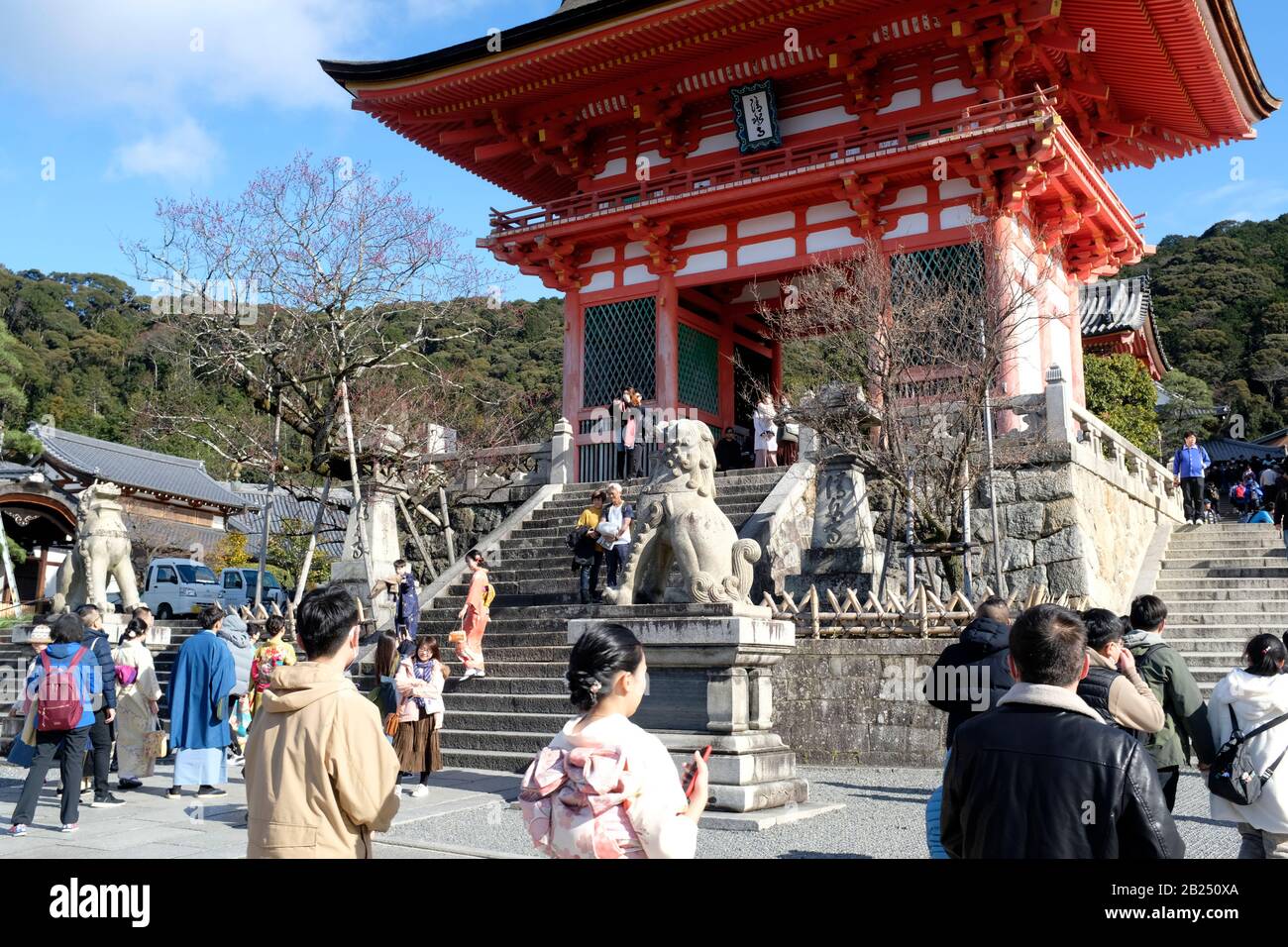 Folla Al Santuario Di Fushimi Inari Taisha A Kyoto, Giappone Foto Stock