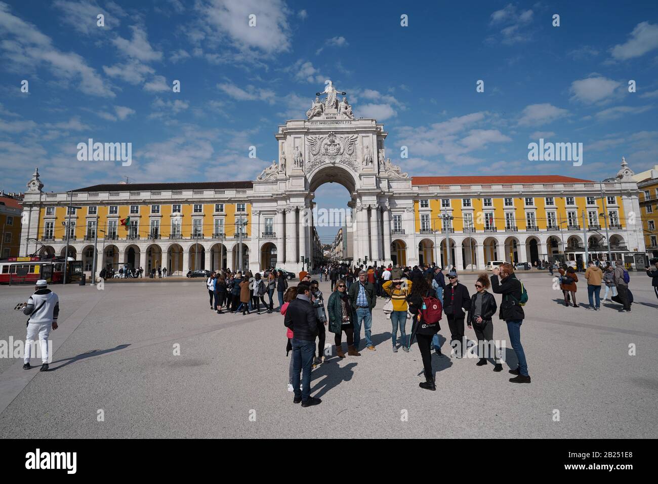 La Piazza del Commercio o Praça do Comércio si trova nella città di Lisbona, in Portogallo. Situata vicino al fiume Tago, la piazza è ancora nota Foto Stock