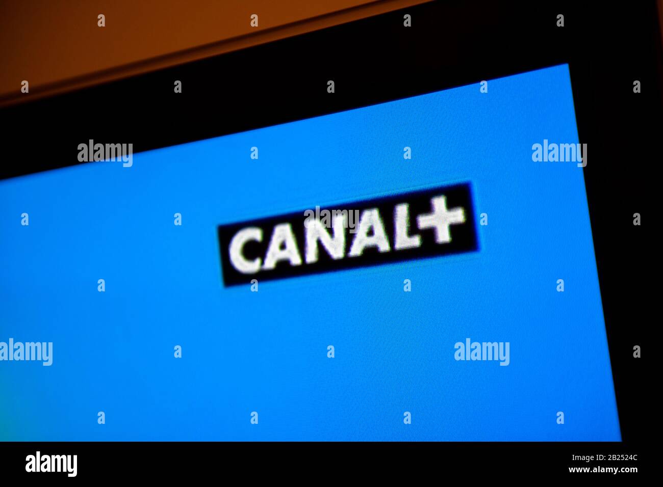 Londra, Regno Unito - 28 febbraio 2014: Primo piano ripresa macro di Canal più logotipo su schermo blu sullo schermo OLED della TV operativa. Canal Plus è un canale televisivo francese premium lanciato nel 1984 Foto Stock
