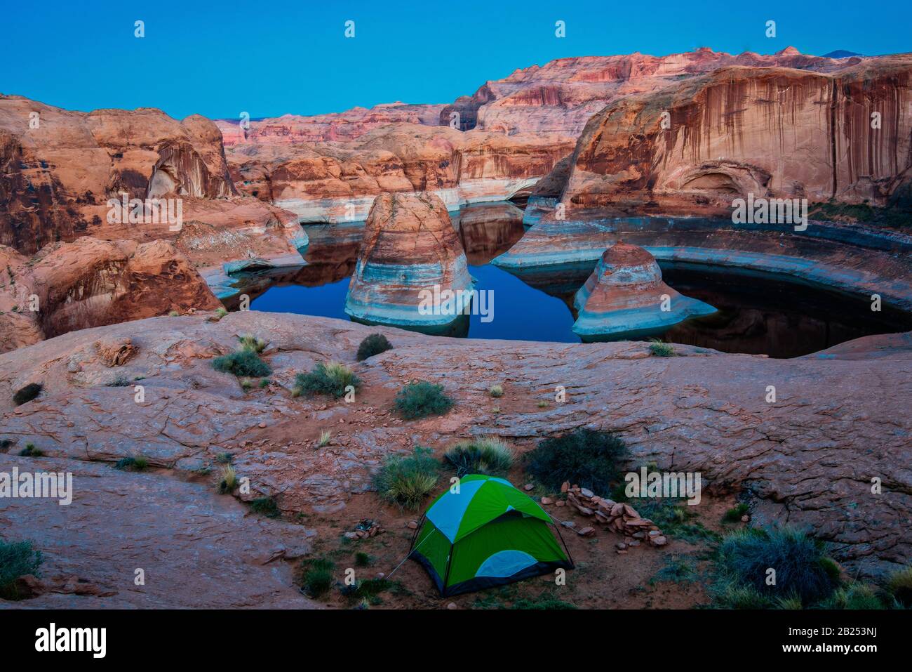 Campeggio di fronte alla vista incredibile di Reflection Canyon Arizona USA. Foto Stock
