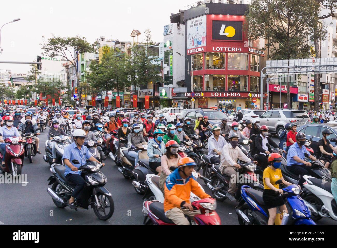 Saigon (ho Chi Minh City) Vietnam - Centinaia di moto su una strada di Saigon durante l'ora di punta. Vietnam, Sud-Est Asiatico. Foto Stock