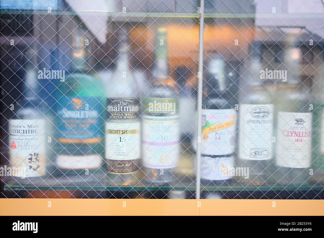Bottiglie di whisky scozzese in una finestra di un bar giapponese. Foto Stock