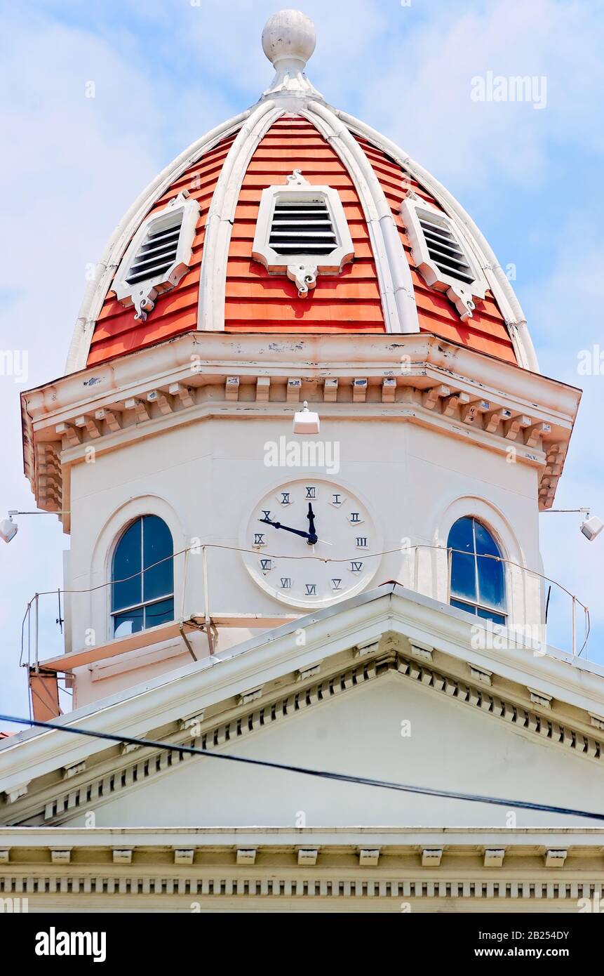 La cupola e la torre dell'orologio del tribunale della contea di Yazoo è raffigurata, il 27 luglio 2019, a Yazoo City, Mississippi. Foto Stock