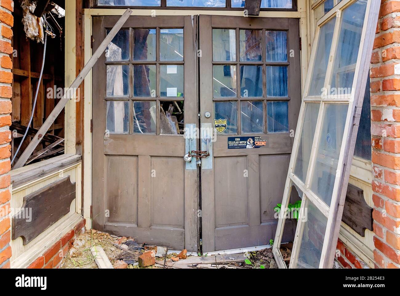 Le porte di un negozio abbandonato sono lucchettate a Yazoo City, Mississippi. La città has11.403 persone, con il 40,2 per cento che vive sotto la povertà. Foto Stock