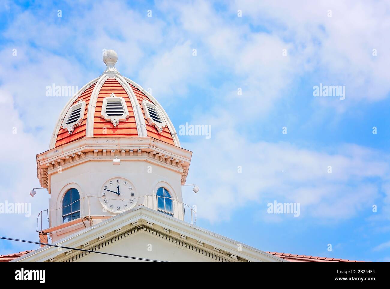 La cupola e la torre dell'orologio del tribunale della contea di Yazoo è raffigurata, il 27 luglio 2019, a Yazoo City, Mississippi. Foto Stock