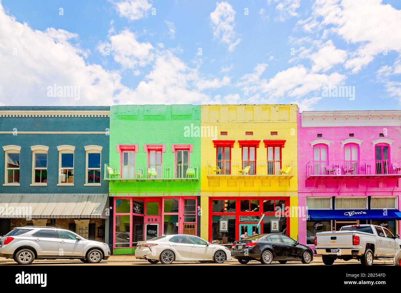 I negozi colorati sono raffigurati nel centro città, il 27 luglio 2019, a Yazoo City, Mississippi. Foto Stock