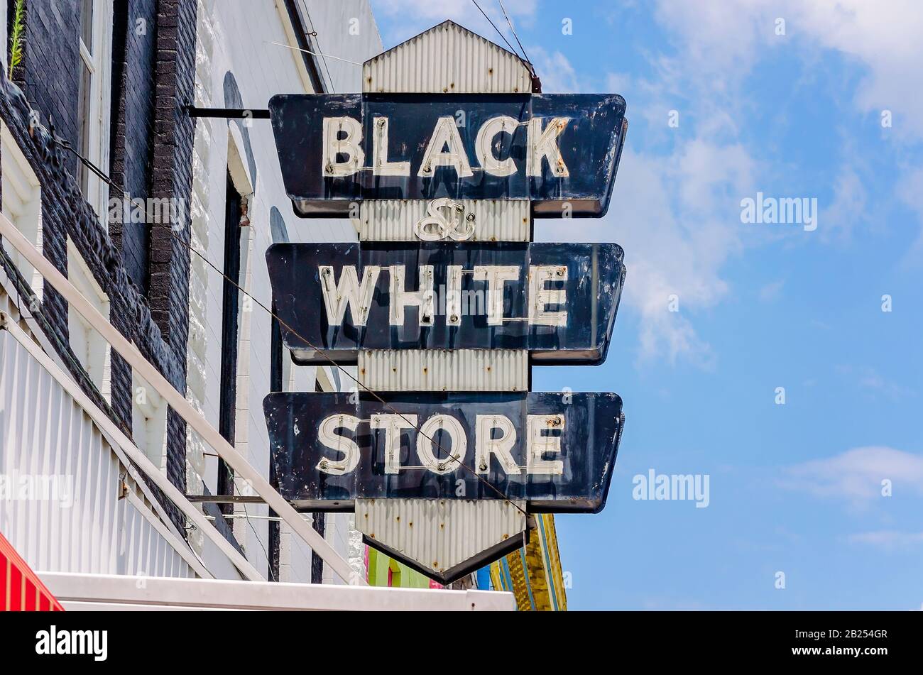 Il cartello Black & White Store è raffigurato il 27 luglio 2019 a Yazoo City, Mississippi. Il grande magazzino è stato fondato nel 1939. Foto Stock