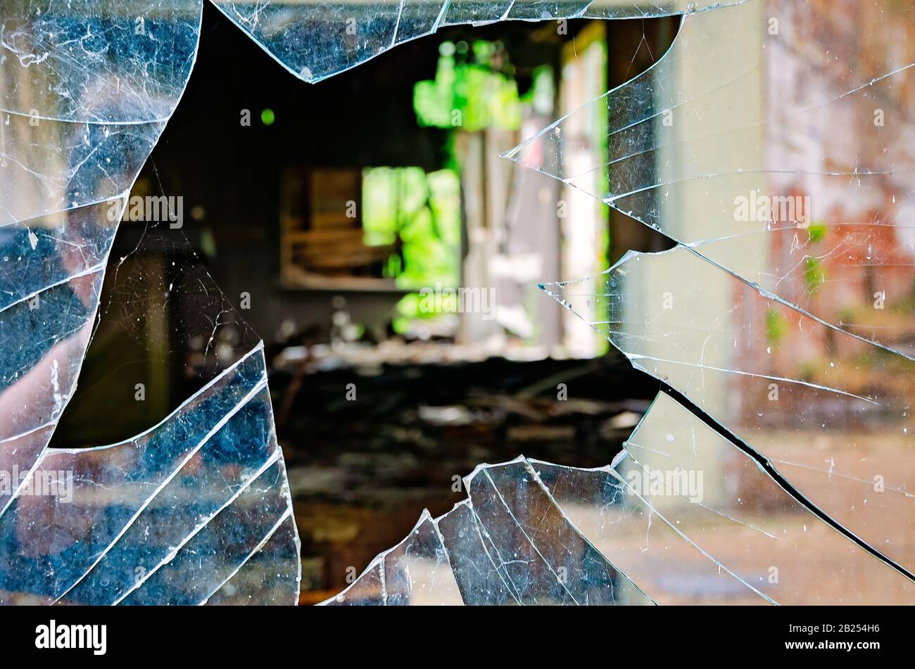 Un negozio abbandonato è visto attraverso una finestra rotta, il 27 luglio 2019, a Yazoo City, Mississippi. Foto Stock