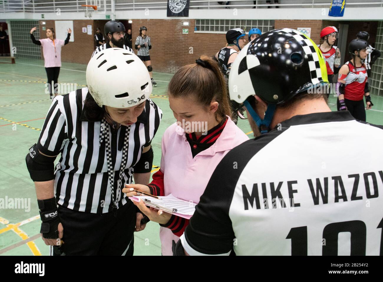 Madrid, Spagna. 29th febbraio 2020. L'arbitro di testa che controlla alcuni dati con un funzionario non skating durante la partita di qualificazione per il campionato spagnolo derby a rullo tenuto a Madrid. © Valentin Sama-Rojo/Alamy Live News. Foto Stock