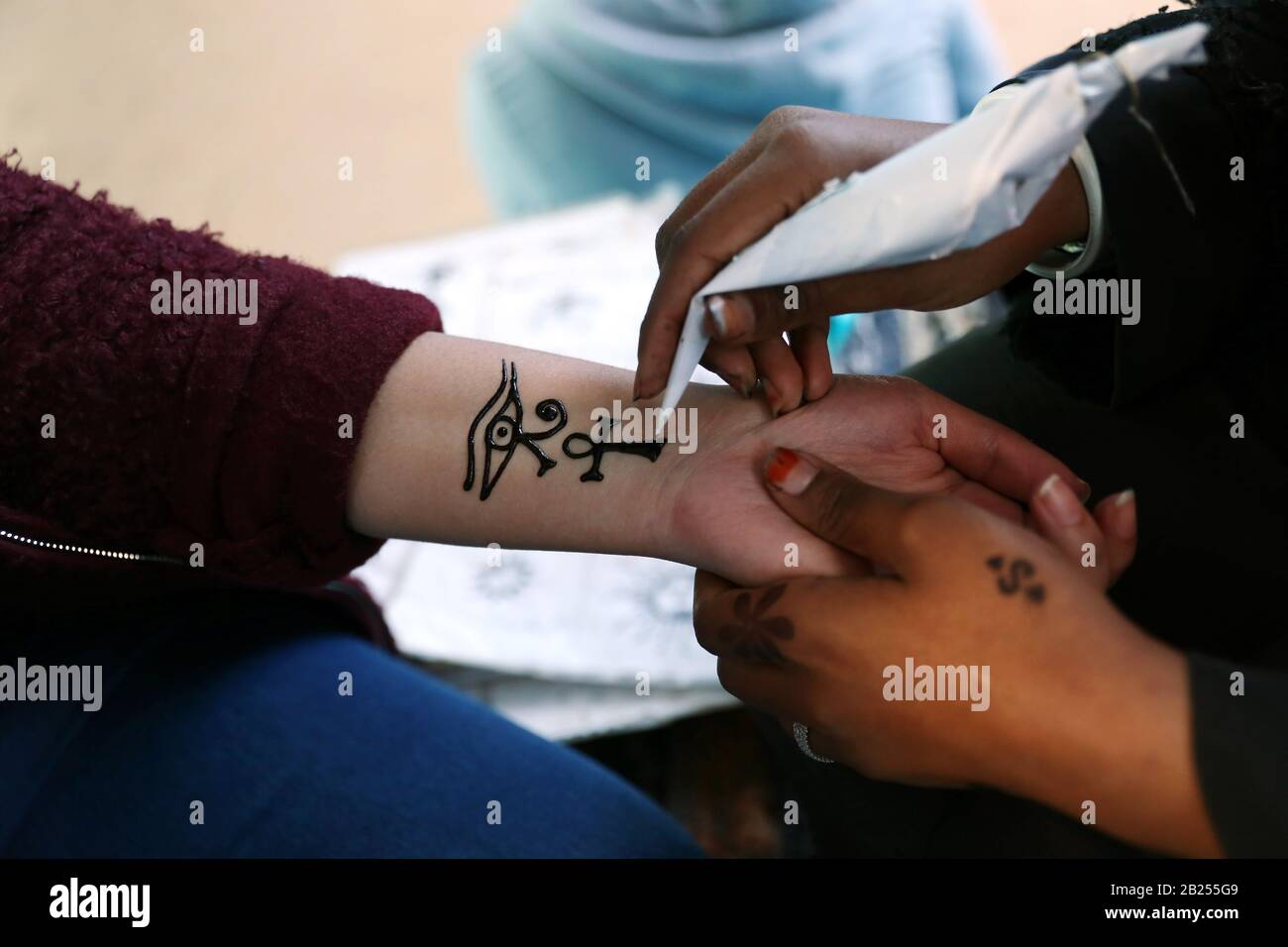 Assuan, Egitto. 12th Feb, 2020. Un artista disegna tatuaggi all'henné sul  polso di una donna ad Assuan, Egitto, 12 febbraio 2020. Nei villaggi  nubiani della provincia dell'Alto Egitto di Assuan, sul fiume