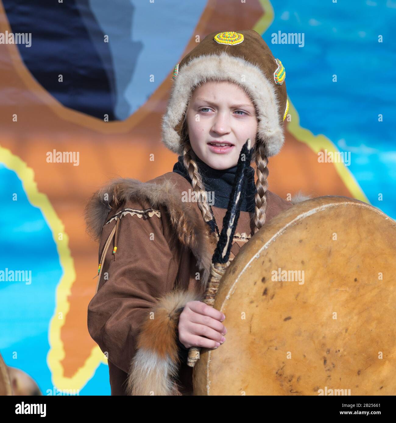 Ballo femminile di bambino con tamburello in abiti tradizionali aborigeni persone Kamchatka. Concerto, celebrazione Koryak festa nazionale Hololo giorno del Sigillo Foto Stock