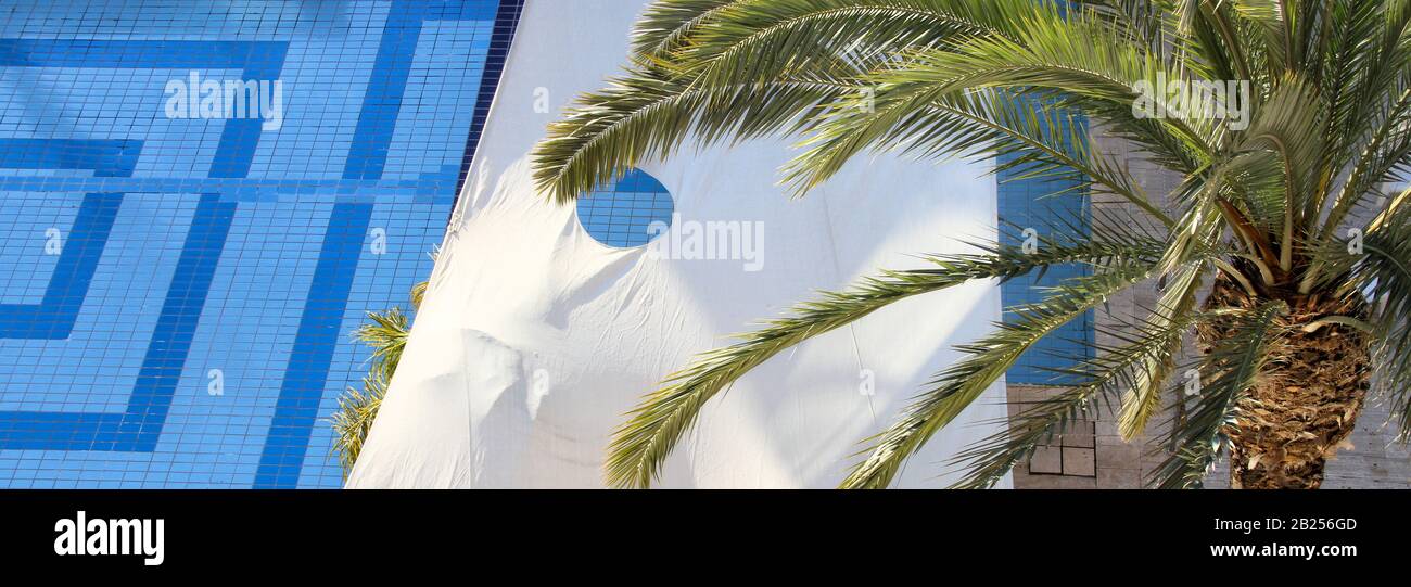 Un banner di dimensioni informatiche mostra una vista dall'alto di una piscina con ombrellone bianco e parte di una palma. Foto Stock