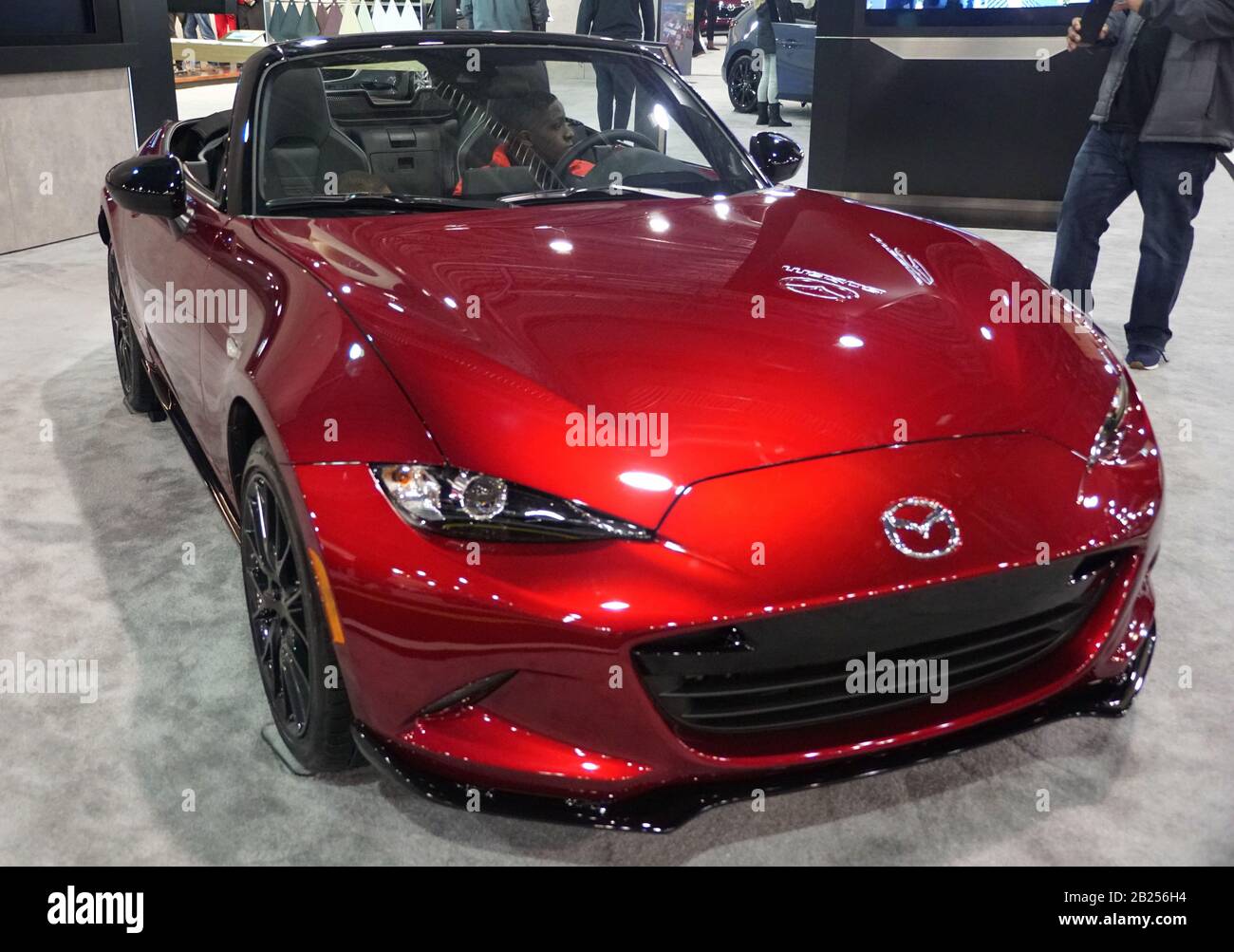 Philadelphia, Pennsylvania, Stati Uniti - 9 febbraio 2020 - il Red Metallic 2020 Mazda Miata MX-5 Club convertibile Foto Stock