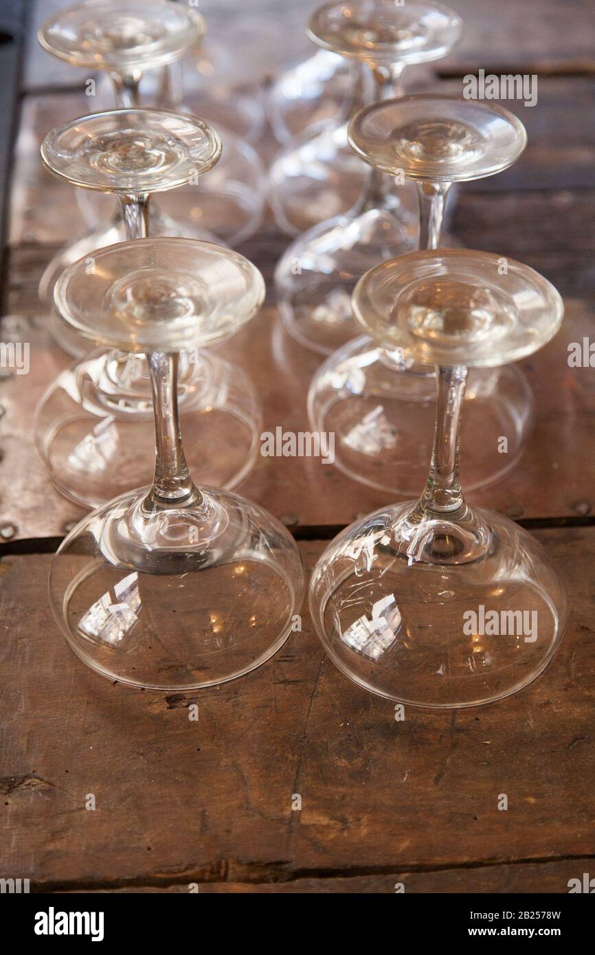 Bicchieri di champagne capovolti su un tavolo di legno Foto Stock