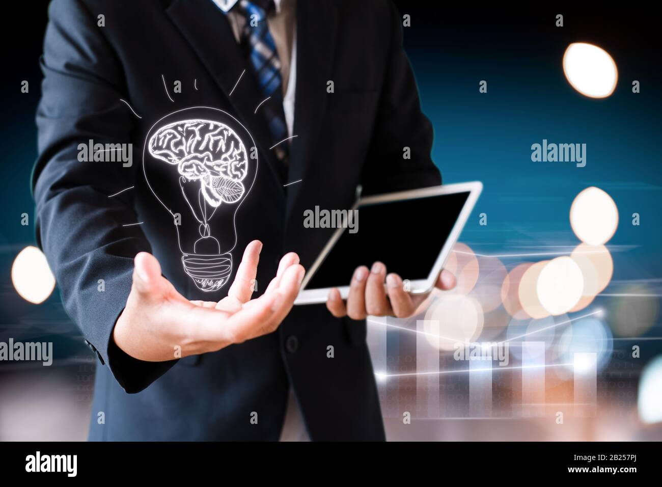 uomo di affari che tiene la mano con il cervello di disegno nella lampadina Foto Stock